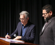 Os profissionais que trabalham na área cultural do Paraná terão acesso a cursos de extensão e pós-graduação gratuitos a partir do ano que vem. O secretário de Estado da Comunicação Social e da Cultura, Hudson José, assinou nesta quinta-feira (03), em Londrina (Norte), o termo de parceria com a Universidade Estadual de Ponta Grossa (UEPG), que ofertará os cursos na modalidade de Educação a Distância (EAD) para gestores, produtores e conselheiros de cultura.