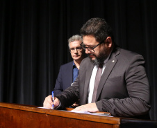 Os profissionais que trabalham na área cultural do Paraná terão acesso a cursos de extensão e pós-graduação gratuitos a partir do ano que vem. O secretário de Estado da Comunicação Social e da Cultura, Hudson José, assinou nesta quinta-feira (03), em Londrina (Norte), o termo de parceria com a Universidade Estadual de Ponta Grossa (UEPG), que ofertará os cursos na modalidade de Educação a Distância (EAD) para gestores, produtores e conselheiros de cultura.