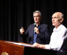 Os profissionais que trabalham na área cultural do Paraná terão acesso a cursos de extensão e pós-graduação gratuitos a partir do ano que vem. O secretário de Estado da Comunicação Social e da Cultura, Hudson José, assinou nesta quinta-feira (03), em Londrina (Norte), o termo de parceria com a Universidade Estadual de Ponta Grossa (UEPG), que ofertará os cursos na modalidade de Educação a Distância (EAD) para gestores, produtores e conselheiros de cultura.