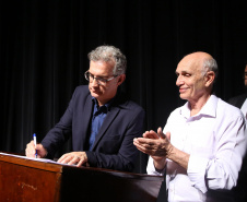 Os profissionais que trabalham na área cultural do Paraná terão acesso a cursos de extensão e pós-graduação gratuitos a partir do ano que vem. O secretário de Estado da Comunicação Social e da Cultura, Hudson José, assinou nesta quinta-feira (03), em Londrina (Norte), o termo de parceria com a Universidade Estadual de Ponta Grossa (UEPG), que ofertará os cursos na modalidade de Educação a Distância (EAD) para gestores, produtores e conselheiros de cultura.