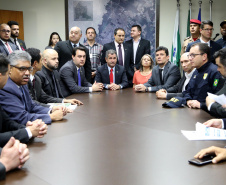 O governador Carlos Massa Ratinho Junior e o ministro da Justiça e Segurança Pública, Sergio Moro,  durante reunião com o prefeito de São José dos Pinhais, Toninho Fenelon, e os comandos das equipes de segurança da União, estados e município que atuam em conjunto no projeto-piloto iniciado pelo Ministério em 30 de agosto. Foto: José Fernando Ogura/AEN