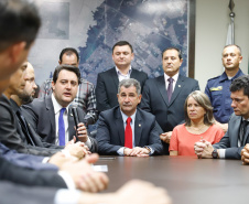 O governador Carlos Massa Ratinho Junior e o ministro da Justiça e Segurança Pública, Sergio Moro,  durante reunião com o prefeito de São José dos Pinhais, Toninho Fenelon, e os comandos das equipes de segurança da União, estados e município que atuam em conjunto no projeto-piloto iniciado pelo Ministério em 30 de agosto. 