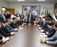 O governador Carlos Massa Ratinho Junior e o ministro da Justiça e Segurança Pública, Sergio Moro,  durante reunião com o prefeito de São José dos Pinhais, Toninho Fenelon, e os comandos das equipes de segurança da União, estados e município que atuam em conjunto no projeto-piloto iniciado pelo Ministério em 30 de agosto. 