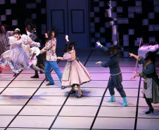 O G2 Cia. de Dança, companhia de bailarinos master do Teatro Guaíra, se apresenta no Sudeste e Nordeste do país em outubro. Dias 13 e 15 o grupo dança em Vitória (ES) e dias 26 e 27 é a vez de Fortaleza (CE). As viagens fazem parte da celebração de vinte anos do G2. No repertório, duas coreografias aclamadas: La Cena e Blow Elliot Benjamin. Nos últimos anos, o grupo vem desenvolvendo uma técnica inovadora que une dança, interpretação e música. 