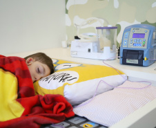 A Copel acaba de abrir um telefone exclusivo para atendimento a casos de falta de energia em domicílios onde residem pacientes dependentes do uso de equipamentos elétricos vitais, como respiradores, ventiladores, aspiradores e equipamentos de diálise.A consumidora Letícia Fanini e seu filho Lorenzo (fotos) receberam a notícia por parte dos copelianos Charllys Silveira e Anderson Marcos.Foto: Divulgação/Copel