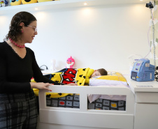 A Copel acaba de abrir um telefone exclusivo para atendimento a casos de falta de energia em domicílios onde residem pacientes dependentes do uso de equipamentos elétricos vitais, como respiradores, ventiladores, aspiradores e equipamentos de diálise.A consumidora Letícia Fanini e seu filho Lorenzo (fotos) receberam a notícia por parte dos copelianos Charllys Silveira e Anderson Marcos.Foto: Divulgação/Copel