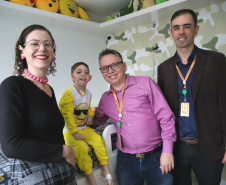 A Copel acaba de abrir um telefone exclusivo para atendimento a casos de falta de energia em domicílios onde residem pacientes dependentes do uso de equipamentos elétricos vitais, como respiradores, ventiladores, aspiradores e equipamentos de diálise.A consumidora Letícia Fanini e seu filho Lorenzo (fotos) receberam a notícia por parte dos copelianos Charllys Silveira e Anderson Marcos.Foto: Divulgação/Copel