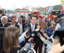 O governador Carlos Massa Ratinho Junior entrega nesta segunda-feira (07), viaturas de plataforma mecânica e um veículo auto bomba tanque. Participaram: vice-governador, Darci Piana; os secretários: da Segurança Pública, Romulo Marinho Soares, da Saúde, Beto Preto; comandante Geral da PMPR, cel. Pericles Matos; comandante do Corpo de Bombeiros, cel. Samuel Prestes; entre outros.Curitiba, 07-10-19.Foto: Arnaldo Alves / AEN.