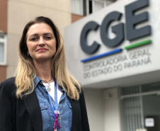  O autoexame de mama salvou a vida de Mineia de Oliveira, hoje com 41 anos, servidora da CGE. Essa e outras experiências semelhantes foram relatadas por mulheres que receberam, com os outros empregados, o laço rosa, símbolo da campanha.