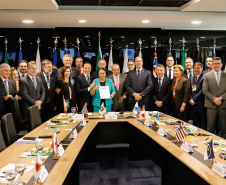 O governador Carlos Massa Ratinho Junior defendeu nesta terça-feira (8) a necessidade de revisão do pacto federativo para que Estados e municípios tenham acesso a mais recursos para cumprir seus compromissos. Segundo ele, há vários temas que devem receber atenção para que haja melhoria da situação fiscal dos governos locais.