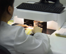 O Paraná ampliou em 17% o número de Teste da Mãezinha em 2019, em comparação aos dois últimos anos. De janeiro até 30 de setembro, 51.191 mulheres fizeram o procedimento para identificação de situações que podem levar risco à gestação e ao parto prematuro, a exemplo da doença falciforme e a talassemia. A coleta de sangue para o exame é recomendada a partir do primeiro trimestre da gravidez. Foto: Divulgação/SESA
