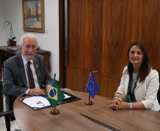 O vice-governador Darci Piana recebeu nesta terça-feira (8) a chefe de Delegação Adjunta da União Europeia (UE) no Brasil, Ana Beatriz Martins. Na reunião, foram discutidos temas de interesse do Governo do Estado, como a janela para investimentos estrangeiros em infraestrutura (rodovias e ferrovias) e projetos de turismo e comércio bilateral, além do acordo Mercosul-UE. Foto: Camila Tonetti/Vice-governadoria