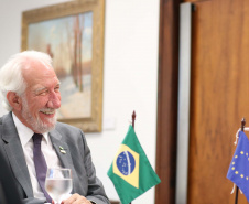 O vice-governador Darci Piana recebeu nesta terça-feira (8) a chefe de Delegação Adjunta da União Europeia (UE) no Brasil, Ana Beatriz Martins. Na reunião, foram discutidos temas de interesse do Governo do Estado, como a janela para investimentos estrangeiros em infraestrutura (rodovias e ferrovias) e projetos de turismo e comércio bilateral, além do acordo Mercosul-UE. Foto: Camila Tonetti/Vice-governadoria