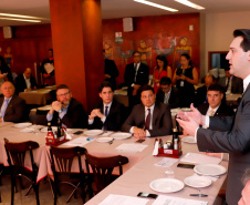O governador Carlos Massa Ratinho Junior pediu nesta terça-feira (8) que a bancada federal paranaense reforce o pleito pela instalação de uma sede do Tribunal Regional Federal (TRF) no Estado. O governador se reuniu com parlamentares em Brasília e, junto com o presidente da OAB-PR, Cássio Telles, defendeu que a implantação do órgão no Paraná deve acelerar a tramitação de processos e facilitar o acesso da população à Justiça. Foto:RODRIGO FELIX LEAL