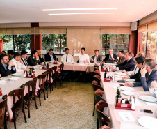 O governador Carlos Massa Ratinho Junior pediu nesta terça-feira (8) que a bancada federal paranaense reforce o pleito pela instalação de uma sede do Tribunal Regional Federal (TRF) no Estado. O governador se reuniu com parlamentares em Brasília e, junto com o presidente da OAB-PR, Cássio Telles, defendeu que a implantação do órgão no Paraná deve acelerar a tramitação de processos e facilitar o acesso da população à Justiça. Foto: RODRIGO FELIX LEAL