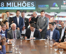 O governador Carlos Massa Ratinho Junior confirmou nesta quarta-feira (9) mais 1.494 novas casas populares para moradores de 33 municípios paranaenses. São imóveis financiados, casas repassadas gratuitamente a famílias de baixa renda e condomínios para pessoas idosas. O investimento é de R$ 118 milhões, com recursos do Tesouro Estadual, por meio do programa Habita Paraná, e de financiamento do Banco Interamericano de Desenvolvimento (BID).Foto: José Fernando Ogura/AEN