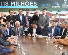 O governador Carlos Massa Ratinho Junior confirmou nesta quarta-feira (9) mais 1.494 novas casas populares para moradores de 33 municípios paranaenses. São imóveis financiados, casas repassadas gratuitamente a famílias de baixa renda e condomínios para pessoas idosas. O investimento é de R$ 118 milhões, com recursos do Tesouro Estadual, por meio do programa Habita Paraná, e de financiamento do Banco Interamericano de Desenvolvimento (BID).Foto: José Fernando Ogura/AEN