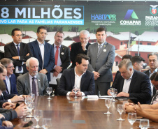 O governador Carlos Massa Ratinho Junior confirmou nesta quarta-feira (9) mais 1.494 novas casas populares para moradores de 33 municípios paranaenses. São imóveis financiados, casas repassadas gratuitamente a famílias de baixa renda e condomínios para pessoas idosas. O investimento é de R$ 118 milhões, com recursos do Tesouro Estadual, por meio do programa Habita Paraná, e de financiamento do Banco Interamericano de Desenvolvimento (BID).Foto: José Fernando Ogura/AEN