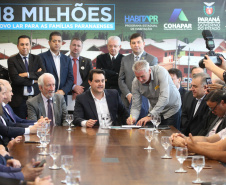 O governador Carlos Massa Ratinho Junior confirmou nesta quarta-feira (9) mais 1.494 novas casas populares para moradores de 33 municípios paranaenses. São imóveis financiados, casas repassadas gratuitamente a famílias de baixa renda e condomínios para pessoas idosas. O investimento é de R$ 118 milhões, com recursos do Tesouro Estadual, por meio do programa Habita Paraná, e de financiamento do Banco Interamericano de Desenvolvimento (BID).Foto: José Fernando Ogura/AEN
