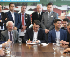 O governador Carlos Massa Ratinho Junior confirmou nesta quarta-feira (9) mais 1.494 novas casas populares para moradores de 33 municípios paranaenses. São imóveis financiados, casas repassadas gratuitamente a famílias de baixa renda e condomínios para pessoas idosas. O investimento é de R$ 118 milhões, com recursos do Tesouro Estadual, por meio do programa Habita Paraná, e de financiamento do Banco Interamericano de Desenvolvimento (BID).Foto: José Fernando Ogura/AEN