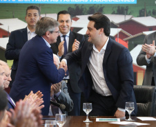 O governador Carlos Massa Ratinho Junior confirmou nesta quarta-feira (9) mais 1.494 novas casas populares para moradores de 33 municípios paranaenses. São imóveis financiados, casas repassadas gratuitamente a famílias de baixa renda e condomínios para pessoas idosas. O investimento é de R$ 118 milhões, com recursos do Tesouro Estadual, por meio do programa Habita Paraná, e de financiamento do Banco Interamericano de Desenvolvimento (BID).Foto: José Fernando Ogura/AEN