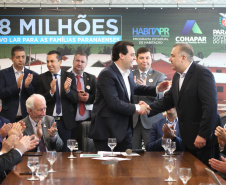 O governador Carlos Massa Ratinho Junior confirmou nesta quarta-feira (9) mais 1.494 novas casas populares para moradores de 33 municípios paranaenses. São imóveis financiados, casas repassadas gratuitamente a famílias de baixa renda e condomínios para pessoas idosas. O investimento é de R$ 118 milhões, com recursos do Tesouro Estadual, por meio do programa Habita Paraná, e de financiamento do Banco Interamericano de Desenvolvimento (BID).Foto: José Fernando Ogura/AEN