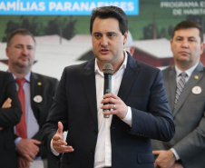 O governador Carlos Massa Ratinho Junior confirmou nesta quarta-feira (9) mais 1.494 novas casas populares para moradores de 33 municípios paranaenses. São imóveis financiados, casas repassadas gratuitamente a famílias de baixa renda e condomínios para pessoas idosas. O investimento é de R$ 118 milhões, com recursos do Tesouro Estadual, por meio do programa Habita Paraná, e de financiamento do Banco Interamericano de Desenvolvimento (BID).Foto: José Fernando Ogura/AEN