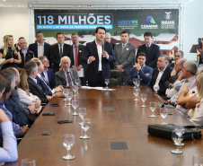 O governador Carlos Massa Ratinho Junior confirmou nesta quarta-feira (9) mais 1.494 novas casas populares para moradores de 33 municípios paranaenses. São imóveis financiados, casas repassadas gratuitamente a famílias de baixa renda e condomínios para pessoas idosas. O investimento é de R$ 118 milhões, com recursos do Tesouro Estadual, por meio do programa Habita Paraná, e de financiamento do Banco Interamericano de Desenvolvimento (BID).Foto: José Fernando Ogura/AEN