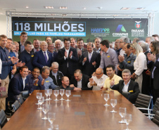 O governador Carlos Massa Ratinho Junior confirmou nesta quarta-feira (9) mais 1.494 novas casas populares para moradores de 33 municípios paranaenses. São imóveis financiados, casas repassadas gratuitamente a famílias de baixa renda e condomínios para pessoas idosas. O investimento é de R$ 118 milhões, com recursos do Tesouro Estadual, por meio do programa Habita Paraná, e de financiamento do Banco Interamericano de Desenvolvimento (BID).Foto: José Fernando Ogura/AEN
