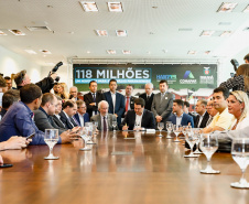 O governador Carlos Massa Ratinho Junior confirmou nesta quarta-feira (9) mais 1.494 novas casas populares para moradores de 33 municípios paranaenses. São imóveis financiados, casas repassadas gratuitamente a famílias de baixa renda e condomínios para pessoas idosas. O investimento é de R$ 118 milhões, com recursos do Tesouro Estadual, por meio do programa Habita Paraná, e de financiamento do Banco Interamericano de Desenvolvimento (BID).