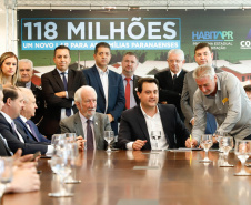 O governador Carlos Massa Ratinho Junior confirmou nesta quarta-feira (9) mais 1.494 novas casas populares para moradores de 33 municípios paranaenses. São imóveis financiados, casas repassadas gratuitamente a famílias de baixa renda e condomínios para pessoas idosas. O investimento é de R$ 118 milhões, com recursos do Tesouro Estadual, por meio do programa Habita Paraná, e de financiamento do Banco Interamericano de Desenvolvimento (BID).