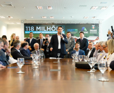 O governador Carlos Massa Ratinho Junior confirmou nesta quarta-feira (9) mais 1.494 novas casas populares para moradores de 33 municípios paranaenses. São imóveis financiados, casas repassadas gratuitamente a famílias de baixa renda e condomínios para pessoas idosas. O investimento é de R$ 118 milhões, com recursos do Tesouro Estadual, por meio do programa Habita Paraná, e de financiamento do Banco Interamericano de Desenvolvimento (BID).