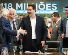 O governador Carlos Massa Ratinho Junior confirmou nesta quarta-feira (9) mais 1.494 novas casas populares para moradores de 33 municípios paranaenses. São imóveis financiados, casas repassadas gratuitamente a famílias de baixa renda e condomínios para pessoas idosas. O investimento é de R$ 118 milhões, com recursos do Tesouro Estadual, por meio do programa Habita Paraná, e de financiamento do Banco Interamericano de Desenvolvimento (BID).