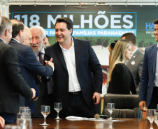 O governador Carlos Massa Ratinho Junior confirmou nesta quarta-feira (9) mais 1.494 novas casas populares para moradores de 33 municípios paranaenses. São imóveis financiados, casas repassadas gratuitamente a famílias de baixa renda e condomínios para pessoas idosas. O investimento é de R$ 118 milhões, com recursos do Tesouro Estadual, por meio do programa Habita Paraná, e de financiamento do Banco Interamericano de Desenvolvimento (BID).