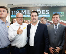 O governador Carlos Massa Ratinho Junior confirmou nesta quarta-feira (9) mais 1.494 novas casas populares para moradores de 33 municípios paranaenses. São imóveis financiados, casas repassadas gratuitamente a famílias de baixa renda e condomínios para pessoas idosas. O investimento é de R$ 118 milhões, com recursos do Tesouro Estadual, por meio do programa Habita Paraná, e de financiamento do Banco Interamericano de Desenvolvimento (BID).
