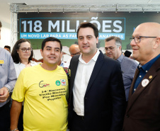 O governador Carlos Massa Ratinho Junior confirmou nesta quarta-feira (9) mais 1.494 novas casas populares para moradores de 33 municípios paranaenses. São imóveis financiados, casas repassadas gratuitamente a famílias de baixa renda e condomínios para pessoas idosas. O investimento é de R$ 118 milhões, com recursos do Tesouro Estadual, por meio do programa Habita Paraná, e de financiamento do Banco Interamericano de Desenvolvimento (BID).