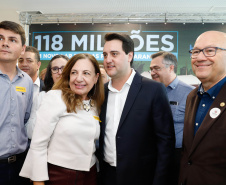 O governador Carlos Massa Ratinho Junior confirmou nesta quarta-feira (9) mais 1.494 novas casas populares para moradores de 33 municípios paranaenses. São imóveis financiados, casas repassadas gratuitamente a famílias de baixa renda e condomínios para pessoas idosas. O investimento é de R$ 118 milhões, com recursos do Tesouro Estadual, por meio do programa Habita Paraná, e de financiamento do Banco Interamericano de Desenvolvimento (BID).