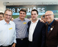 O governador Carlos Massa Ratinho Junior confirmou nesta quarta-feira (9) mais 1.494 novas casas populares para moradores de 33 municípios paranaenses. São imóveis financiados, casas repassadas gratuitamente a famílias de baixa renda e condomínios para pessoas idosas. O investimento é de R$ 118 milhões, com recursos do Tesouro Estadual, por meio do programa Habita Paraná, e de financiamento do Banco Interamericano de Desenvolvimento (BID).