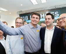 O governador Carlos Massa Ratinho Junior confirmou nesta quarta-feira (9) mais 1.494 novas casas populares para moradores de 33 municípios paranaenses. São imóveis financiados, casas repassadas gratuitamente a famílias de baixa renda e condomínios para pessoas idosas. O investimento é de R$ 118 milhões, com recursos do Tesouro Estadual, por meio do programa Habita Paraná, e de financiamento do Banco Interamericano de Desenvolvimento (BID).