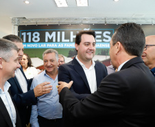 O governador Carlos Massa Ratinho Junior confirmou nesta quarta-feira (9) mais 1.494 novas casas populares para moradores de 33 municípios paranaenses. São imóveis financiados, casas repassadas gratuitamente a famílias de baixa renda e condomínios para pessoas idosas. O investimento é de R$ 118 milhões, com recursos do Tesouro Estadual, por meio do programa Habita Paraná, e de financiamento do Banco Interamericano de Desenvolvimento (BID).