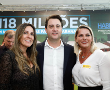 O governador Carlos Massa Ratinho Junior confirmou nesta quarta-feira (9) mais 1.494 novas casas populares para moradores de 33 municípios paranaenses. São imóveis financiados, casas repassadas gratuitamente a famílias de baixa renda e condomínios para pessoas idosas. O investimento é de R$ 118 milhões, com recursos do Tesouro Estadual, por meio do programa Habita Paraná, e de financiamento do Banco Interamericano de Desenvolvimento (BID).