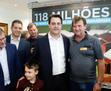 O governador Carlos Massa Ratinho Junior confirmou nesta quarta-feira (9) mais 1.494 novas casas populares para moradores de 33 municípios paranaenses. São imóveis financiados, casas repassadas gratuitamente a famílias de baixa renda e condomínios para pessoas idosas. O investimento é de R$ 118 milhões, com recursos do Tesouro Estadual, por meio do programa Habita Paraná, e de financiamento do Banco Interamericano de Desenvolvimento (BID).