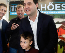 O governador Carlos Massa Ratinho Junior confirmou nesta quarta-feira (9) mais 1.494 novas casas populares para moradores de 33 municípios paranaenses. São imóveis financiados, casas repassadas gratuitamente a famílias de baixa renda e condomínios para pessoas idosas. O investimento é de R$ 118 milhões, com recursos do Tesouro Estadual, por meio do programa Habita Paraná, e de financiamento do Banco Interamericano de Desenvolvimento (BID).