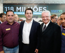 O governador Carlos Massa Ratinho Junior confirmou nesta quarta-feira (9) mais 1.494 novas casas populares para moradores de 33 municípios paranaenses. São imóveis financiados, casas repassadas gratuitamente a famílias de baixa renda e condomínios para pessoas idosas. O investimento é de R$ 118 milhões, com recursos do Tesouro Estadual, por meio do programa Habita Paraná, e de financiamento do Banco Interamericano de Desenvolvimento (BID).