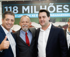 O governador Carlos Massa Ratinho Junior confirmou nesta quarta-feira (9) mais 1.494 novas casas populares para moradores de 33 municípios paranaenses. São imóveis financiados, casas repassadas gratuitamente a famílias de baixa renda e condomínios para pessoas idosas. O investimento é de R$ 118 milhões, com recursos do Tesouro Estadual, por meio do programa Habita Paraná, e de financiamento do Banco Interamericano de Desenvolvimento (BID).