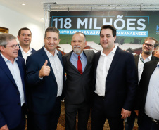 O governador Carlos Massa Ratinho Junior confirmou nesta quarta-feira (9) mais 1.494 novas casas populares para moradores de 33 municípios paranaenses. São imóveis financiados, casas repassadas gratuitamente a famílias de baixa renda e condomínios para pessoas idosas. O investimento é de R$ 118 milhões, com recursos do Tesouro Estadual, por meio do programa Habita Paraná, e de financiamento do Banco Interamericano de Desenvolvimento (BID).