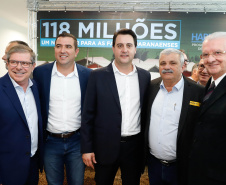 O governador Carlos Massa Ratinho Junior confirmou nesta quarta-feira (9) mais 1.494 novas casas populares para moradores de 33 municípios paranaenses. São imóveis financiados, casas repassadas gratuitamente a famílias de baixa renda e condomínios para pessoas idosas. O investimento é de R$ 118 milhões, com recursos do Tesouro Estadual, por meio do programa Habita Paraná, e de financiamento do Banco Interamericano de Desenvolvimento (BID).