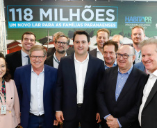O governador Carlos Massa Ratinho Junior confirmou nesta quarta-feira (9) mais 1.494 novas casas populares para moradores de 33 municípios paranaenses. São imóveis financiados, casas repassadas gratuitamente a famílias de baixa renda e condomínios para pessoas idosas. O investimento é de R$ 118 milhões, com recursos do Tesouro Estadual, por meio do programa Habita Paraná, e de financiamento do Banco Interamericano de Desenvolvimento (BID).