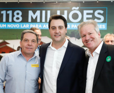 O governador Carlos Massa Ratinho Junior confirmou nesta quarta-feira (9) mais 1.494 novas casas populares para moradores de 33 municípios paranaenses. São imóveis financiados, casas repassadas gratuitamente a famílias de baixa renda e condomínios para pessoas idosas. O investimento é de R$ 118 milhões, com recursos do Tesouro Estadual, por meio do programa Habita Paraná, e de financiamento do Banco Interamericano de Desenvolvimento (BID).