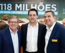 O governador Carlos Massa Ratinho Junior confirmou nesta quarta-feira (9) mais 1.494 novas casas populares para moradores de 33 municípios paranaenses. São imóveis financiados, casas repassadas gratuitamente a famílias de baixa renda e condomínios para pessoas idosas. O investimento é de R$ 118 milhões, com recursos do Tesouro Estadual, por meio do programa Habita Paraná, e de financiamento do Banco Interamericano de Desenvolvimento (BID).